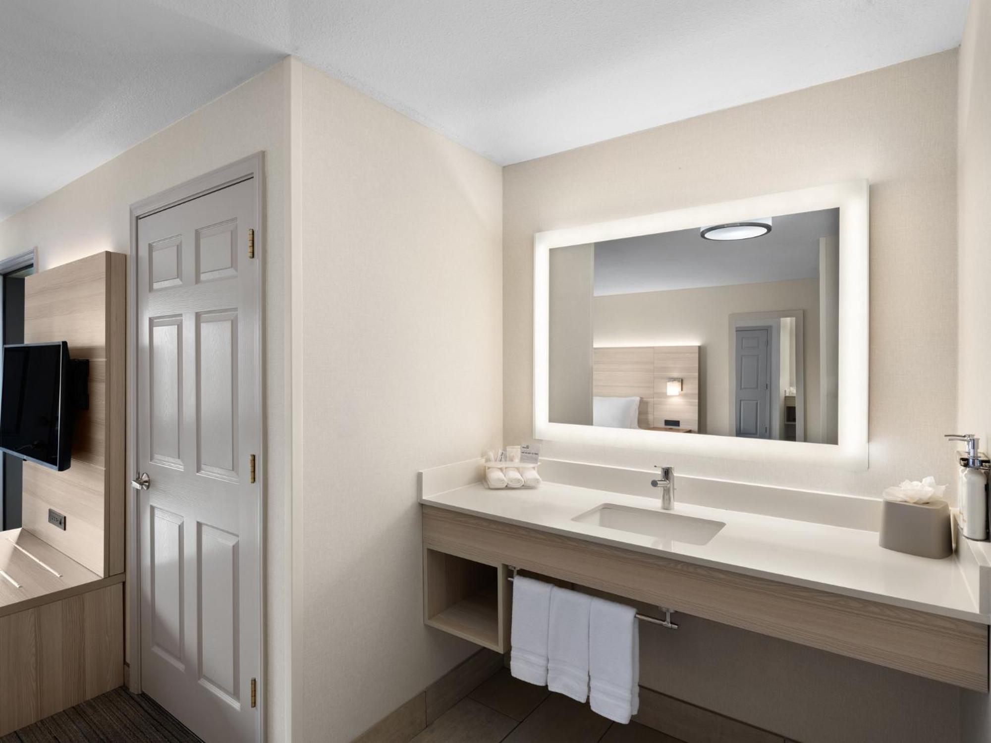 Holiday Inn Express Fort Bragg By Ihg Exteriör bild